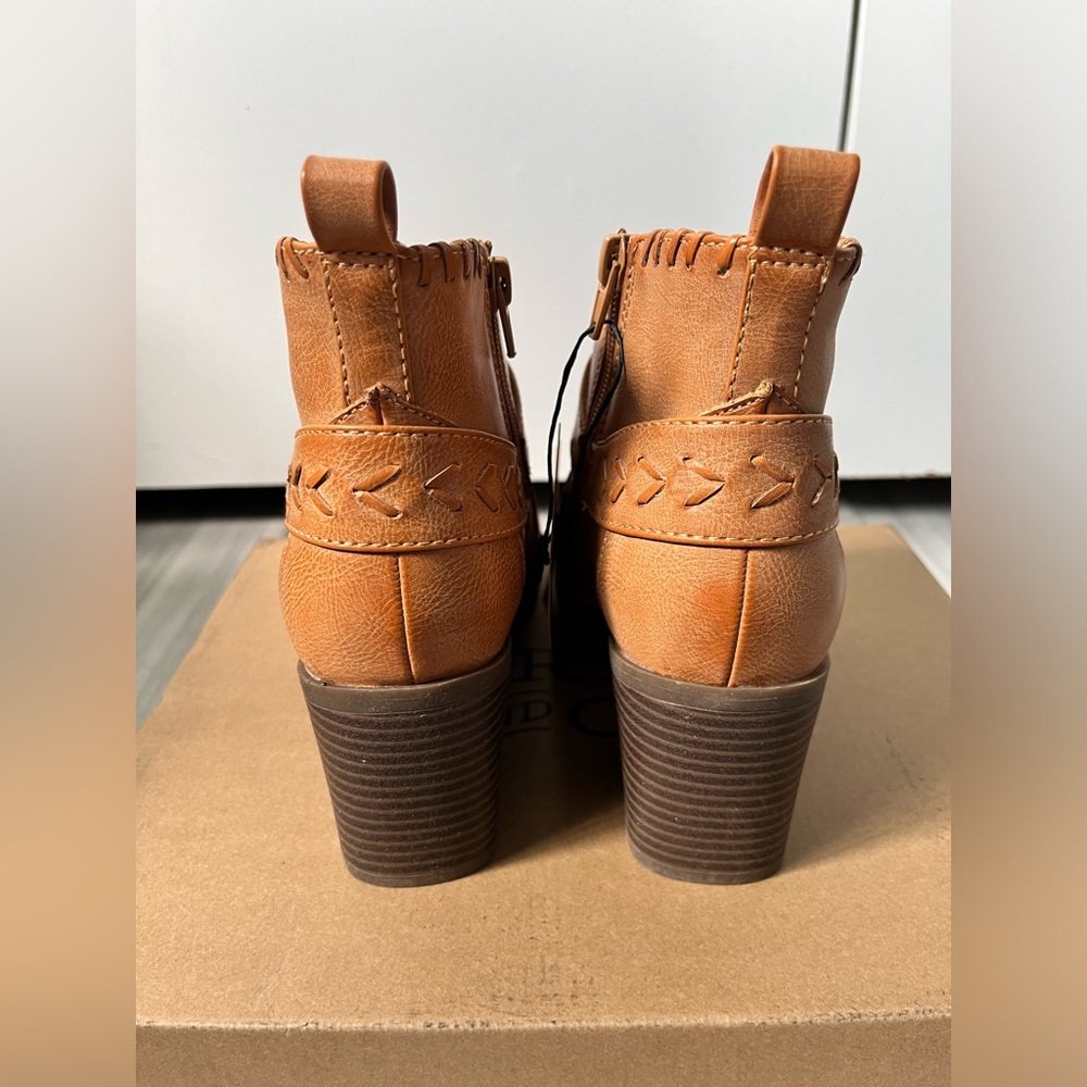 Women’s Frye and Co. stacked heel booties. NWT. Western look - Picture 6 of 8